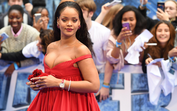 Rihanna kilolu hali ile de büyülüyor