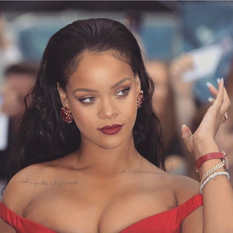  Rihanna'nın elbise seçimi gözleri şaşı etti
