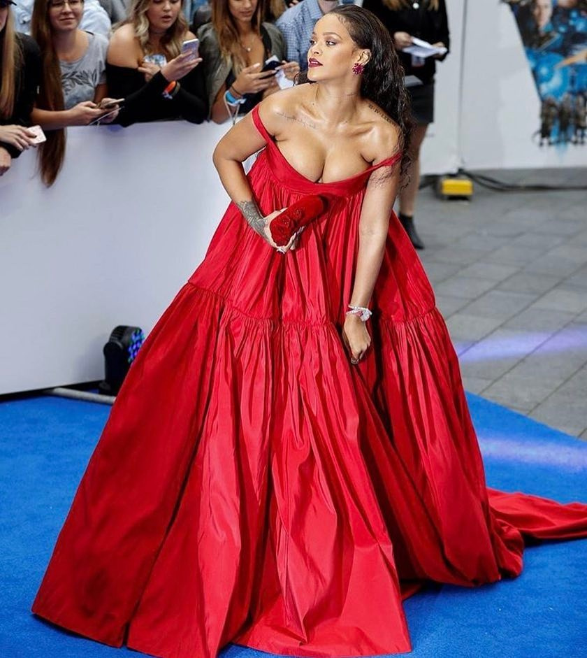  Rihanna'nın elbise seçimi gözleri şaşı etti