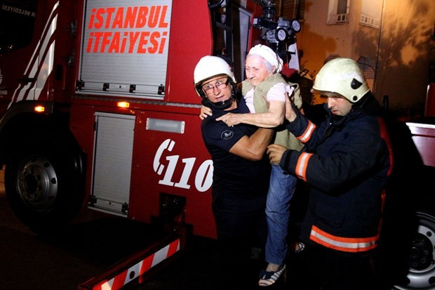 İstanbul'da feci yangın 92 yaşındaki kadın böyle kurtarıldı