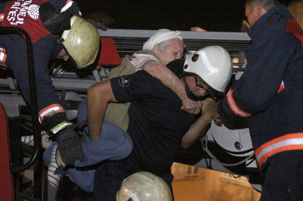 İstanbul'da feci yangın 92 yaşındaki kadın böyle kurtarıldı