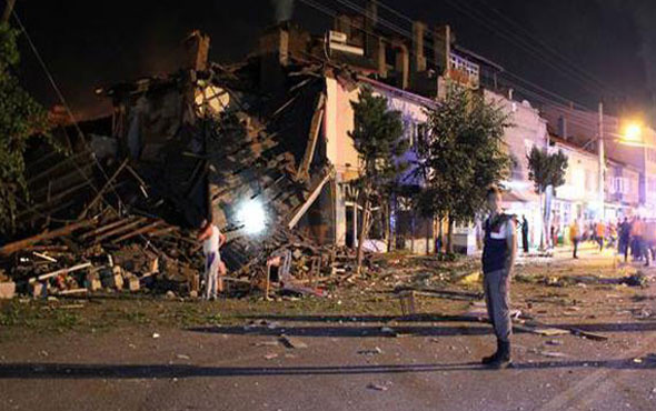 Tüp patladı, 2 katlı bina yıkıldı