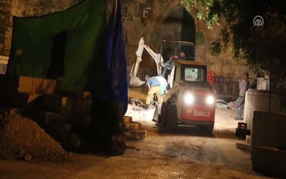 İsrail polisi Mescid'i Aksa'nın kapısındaki demirleri kaldırdı