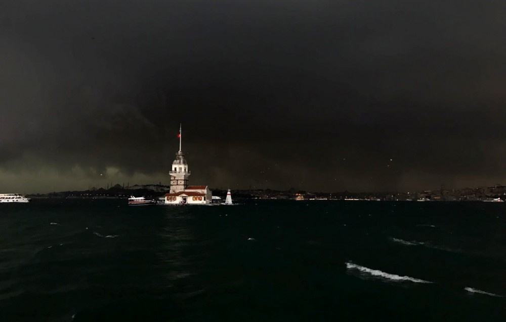 İstanbul fırtına görüntüleri dehşete düşürdü 