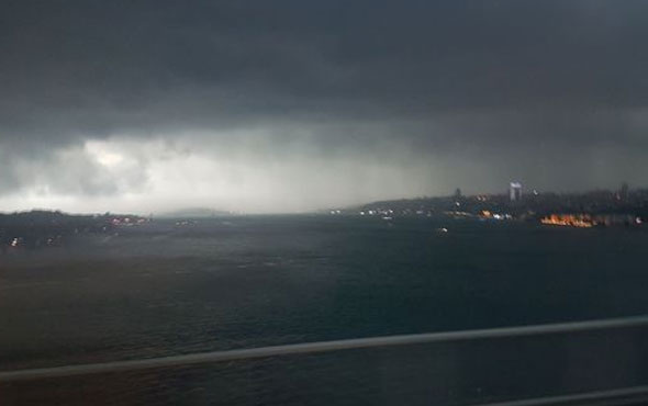 İstanbul'daki fırtına boğazın rengini bile değiştirdi