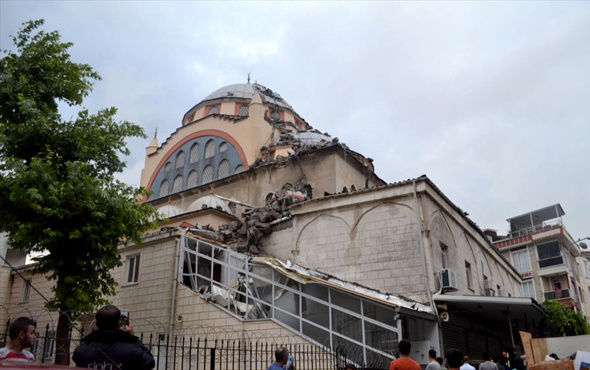 Fırtına camilerin minarelerini yıktı