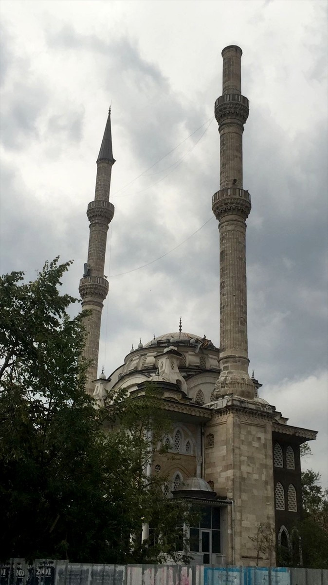 Fırtına camilerin minarelerini yıktı