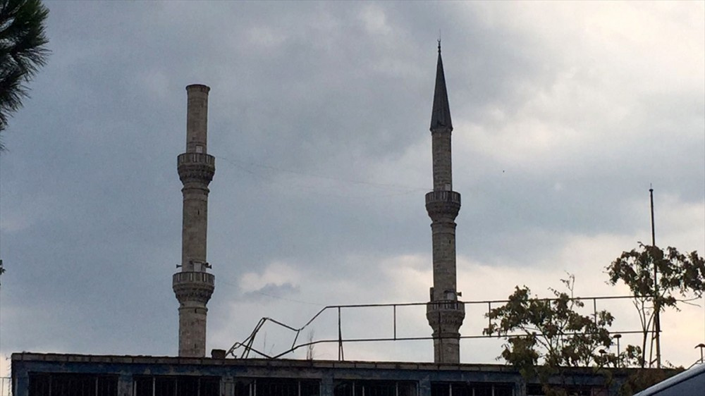 Fırtına camilerin minarelerini yıktı
