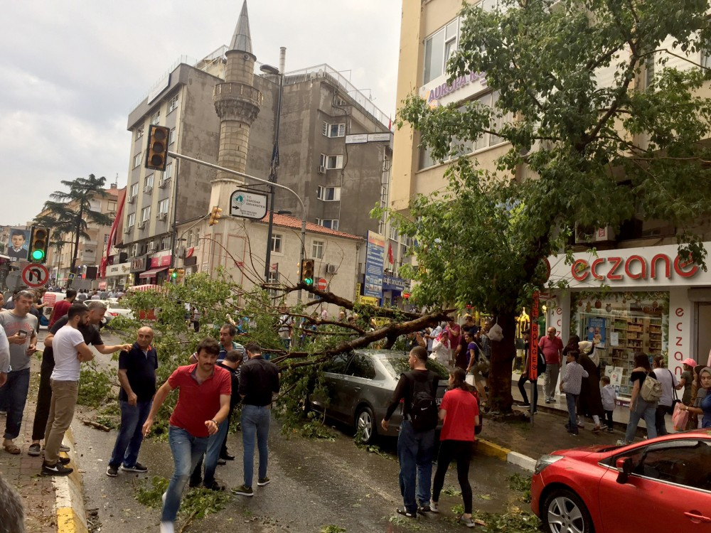 Fırtına camilerin minarelerini yıktı