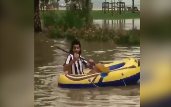 Kadıköy'de yağmur sularında yüzdüler