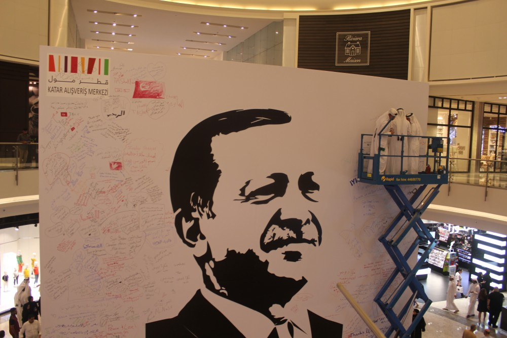 Erdoğan'ın dev posterine imza atmak için sıraya girdiller