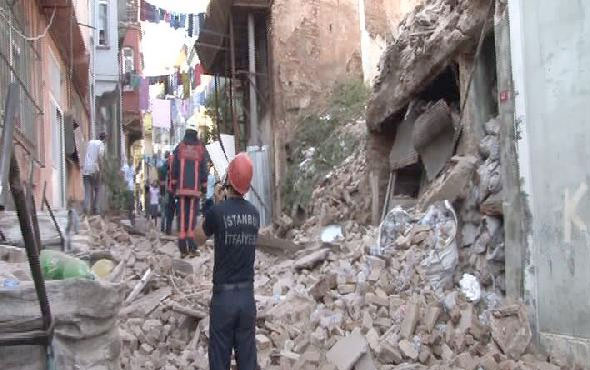 Beyoğlu'nda bina çöktü sokak kapatıldı