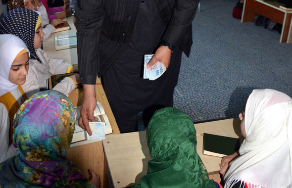 Yabancı senatör Kahramanmaraş'ta desteyle para dağıttı