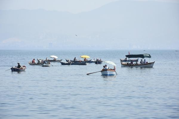 İzmir'in aşırı sıcaklarla imtihanı! Yolun ortasında soyundular