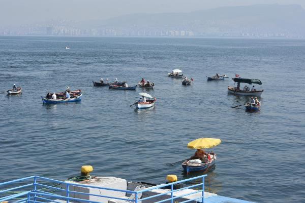 İzmir'in aşırı sıcaklarla imtihanı! Yolun ortasında soyundular