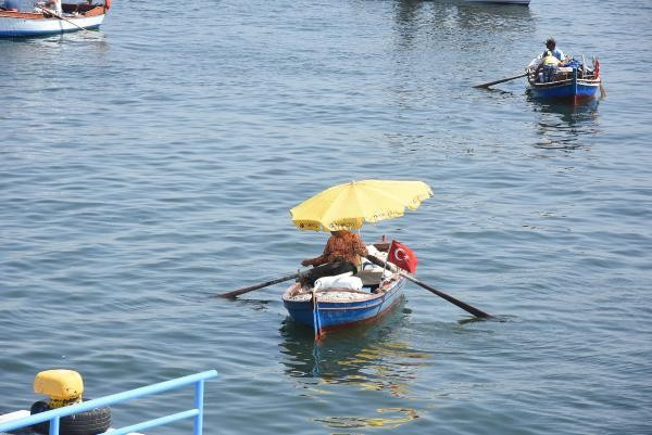 İzmir'in aşırı sıcaklarla imtihanı! Yolun ortasında soyundular