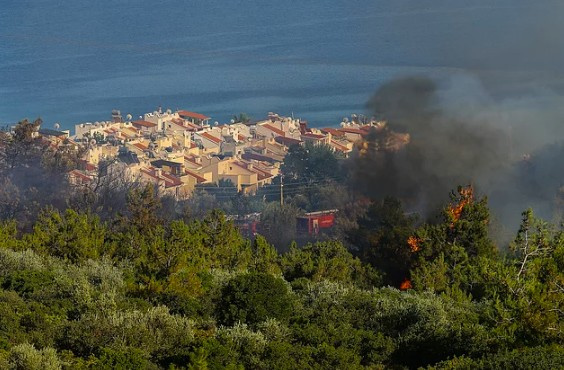 İzmir'de durdurulamayan orman yangını elektirik ve su kesildi