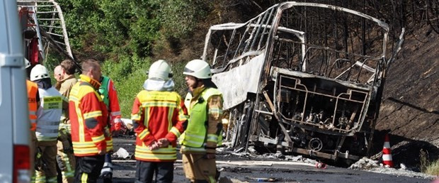 Almanya'da dehşet kaza tur otobüsü bir anda alev aldı