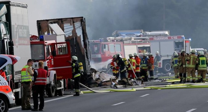 Almanya'da dehşet kaza tur otobüsü bir anda alev aldı