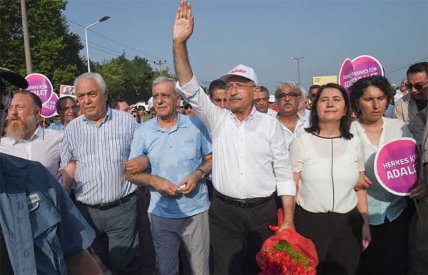 Kılıçdaroğlu HDP'lilerle kol kola yürüdü