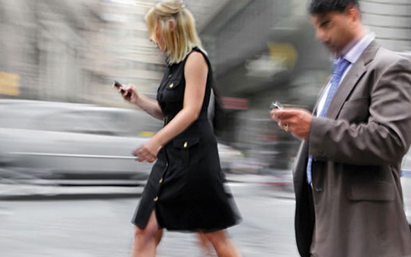  Yolda yürürken telefonla mesajlaşmak yasaklandı