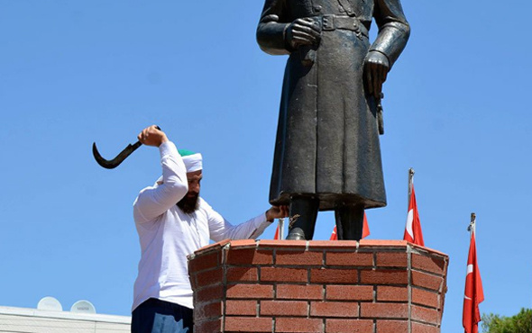 'Dinimizde putperestlik haram' deyip Atatürk heykeline saldırdı