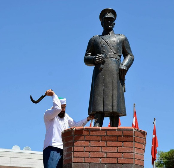 'Dinimizde putperestlik haram' deyip Atatürk heykeline saldırdı