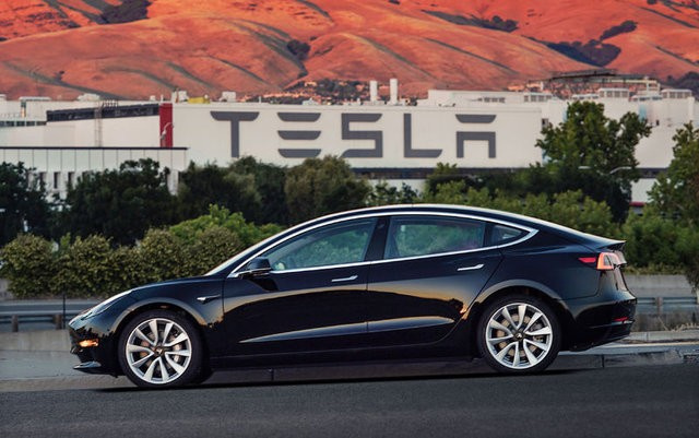Tesla Model 3 artık yollarda