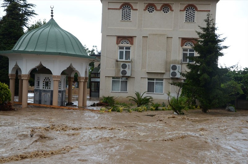 Yollar kapandı evler sular altında