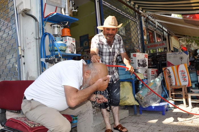 Bu kare Türkiye'den sıcak hava asfaltı böyle eritti!