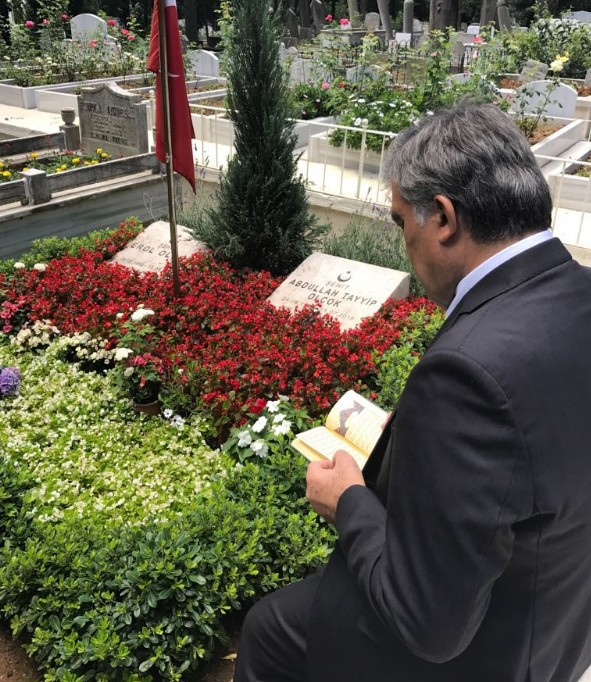 Abdullah Gül Erol Olçok ve oğlu için Kur'an-ı Kerim okudu
