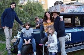 4 çocuk ve 1928 model arabalarıyla 16 yıldır dünyayı geziyorlar!