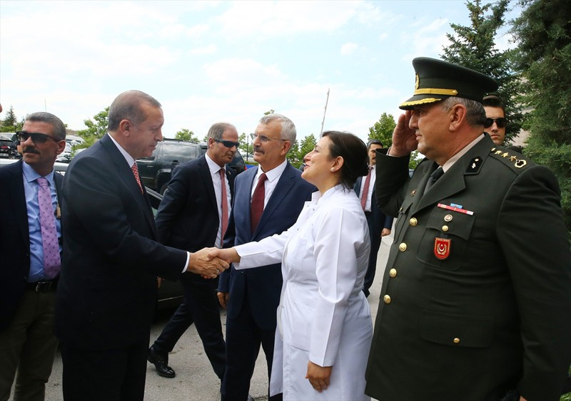 Erdoğan 15 Temmuz gazilerini hastanede ziyaret etti