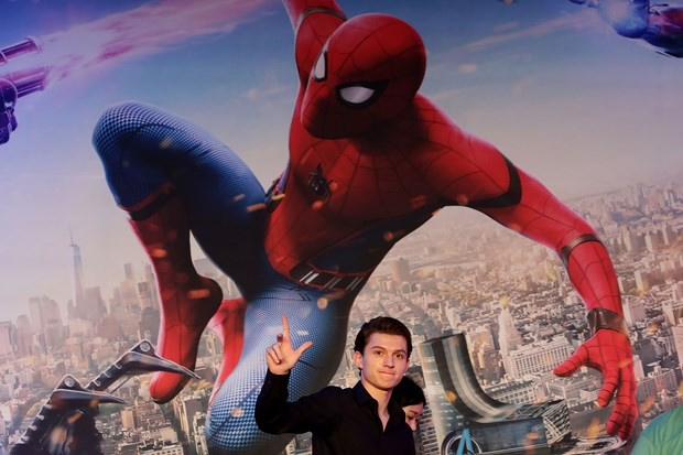 Örümcek Adam Tom Holland'a çuval giydirdiler