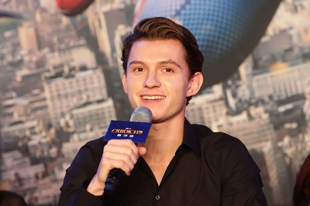 Örümcek Adam Tom Holland'a çuval giydirdiler