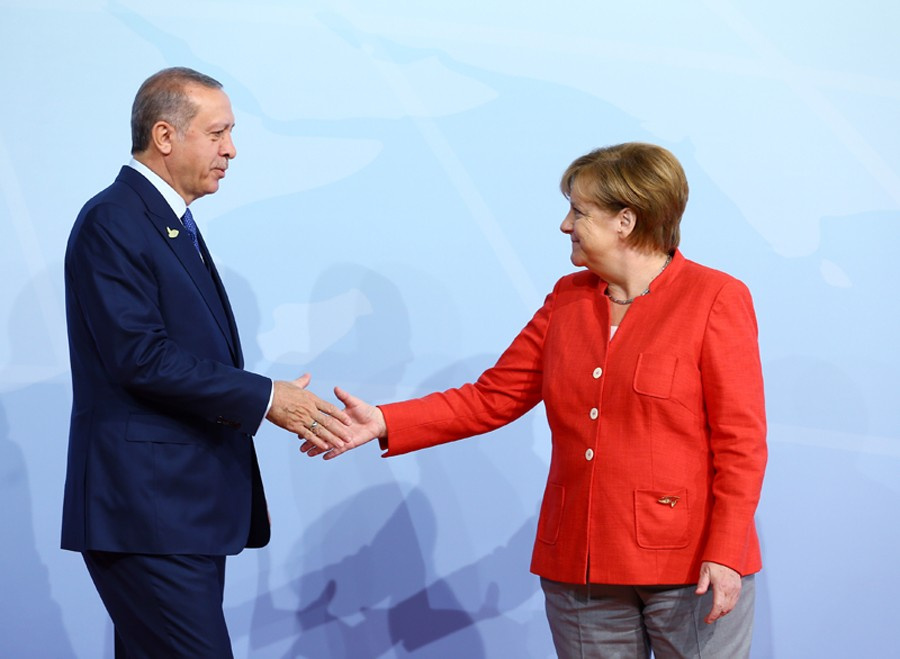 Merkel ile Erdoğan öyle bir tokalaştı ki