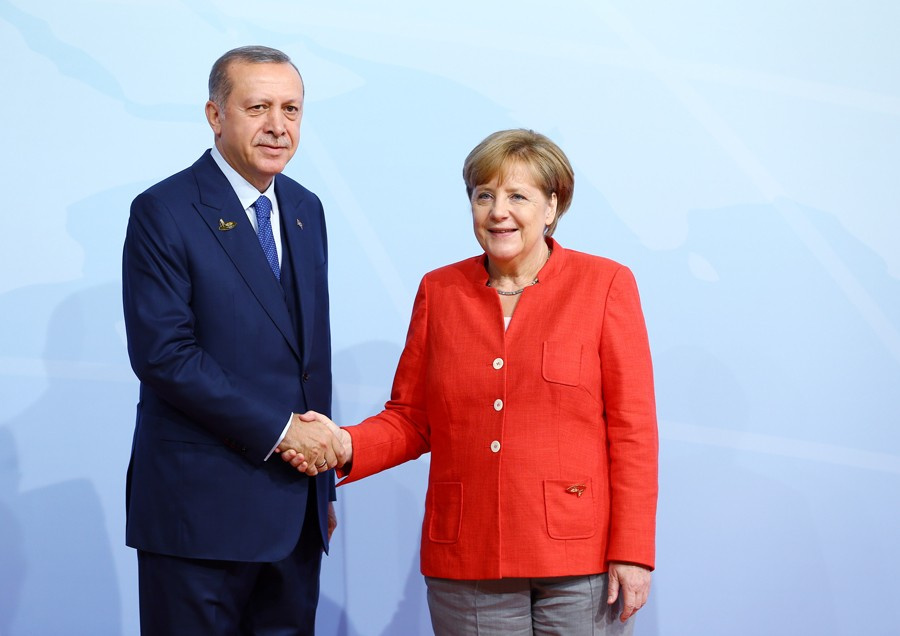Merkel ile Erdoğan öyle bir tokalaştı ki