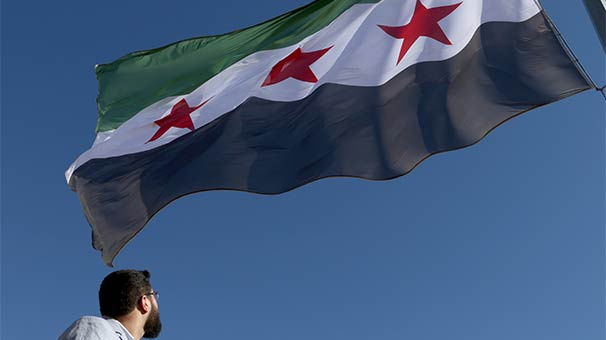 Suriye'nin Türkiye sınırına devrim bayrağı asıldı