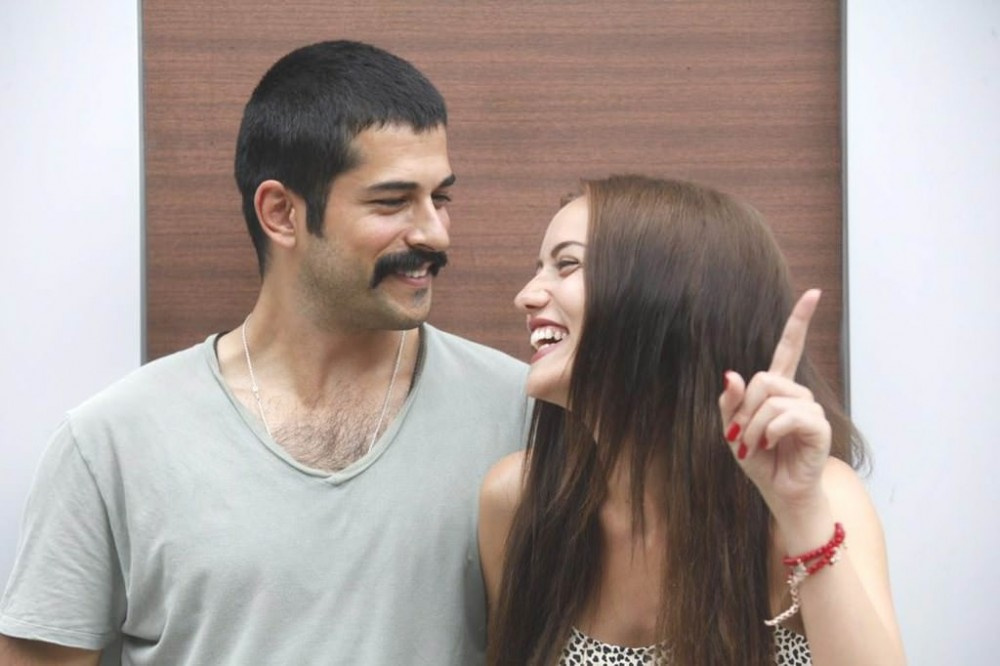 Burak Özçivit Fahriye Evcen'e içgüveyi gitti!