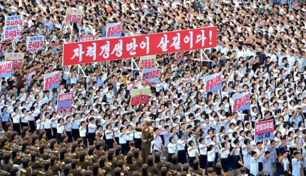 Kuzey Kore'de savaş alarmı binlerce kişi meydanlara indi
