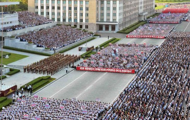 Kuzey Kore'de savaş alarmı binlerce kişi meydanlara indi
