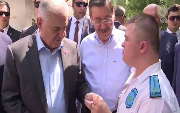 Başbakan Yıldırım'a Pasolig kartını gösteren genç
