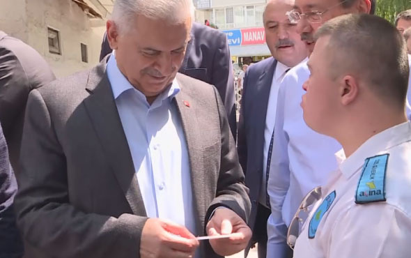 Başbakan Yıldırım'a Pasolig kartını gösterip güldürdü