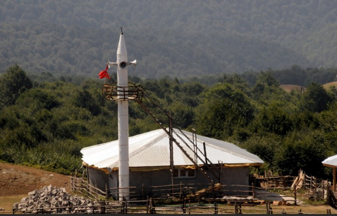 Cami minaresini bakın neyle yaptılar duyan görmeye geliyor