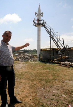 Cami minaresini bakın neyle yaptılar duyan görmeye geliyor