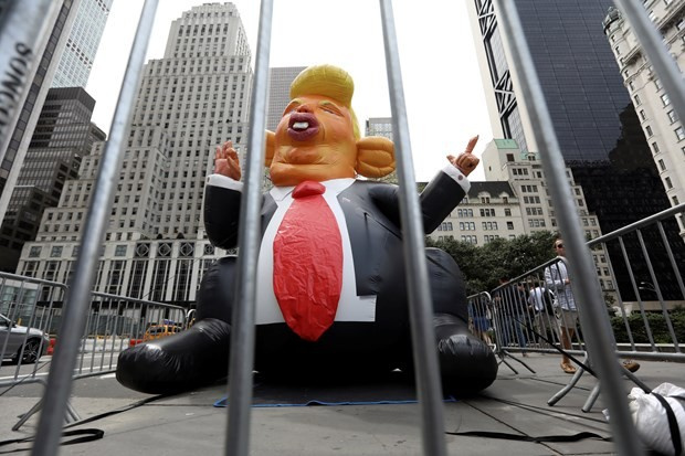 Trump'a şişme fareli protesto