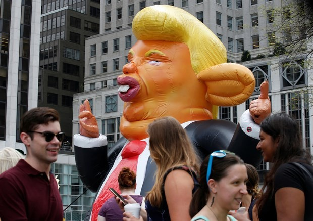 Trump'a şişme fareli protesto