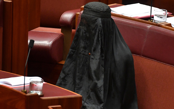 Parlamentoya burkayla gelip soyundu