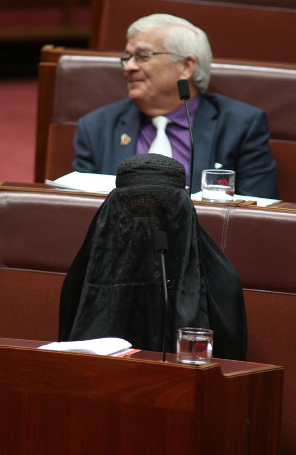 Parlamentoya burkayla gelip soyundu