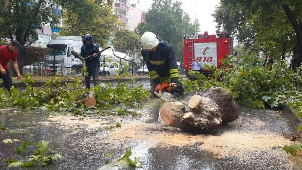 Bu kez İstanbul değil alt geçitler doldu ağaçlar devrildi